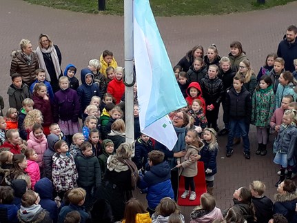 Evi hijst vlag op haar eerste schoooldag