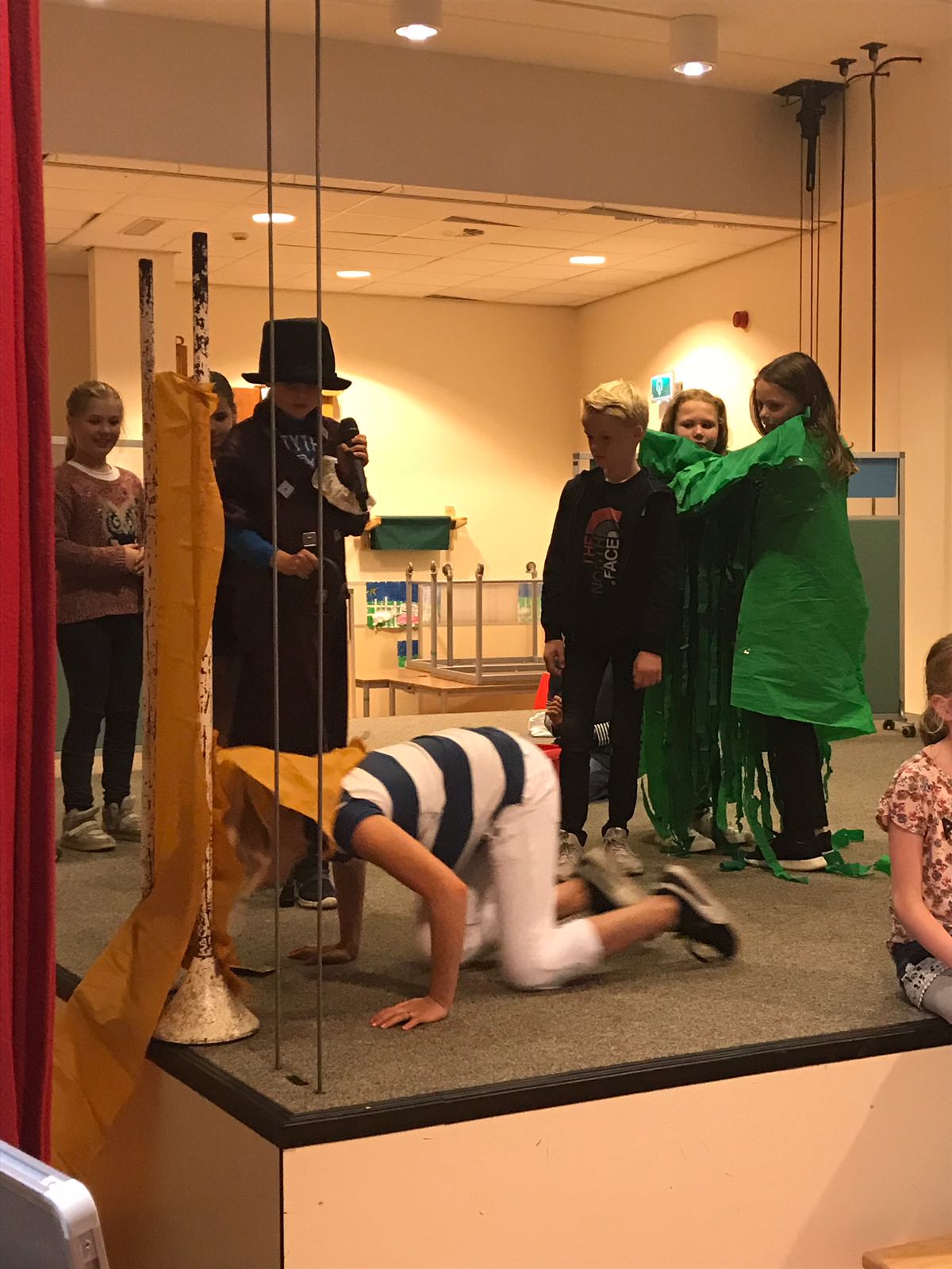 Toneel op leerkrachten verjaardag. 