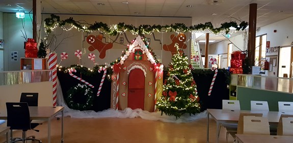 kerstversiering in school