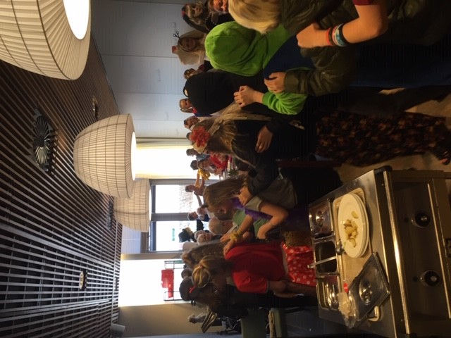 De kinderen van de Benedictusschool trakteren op blijdschap