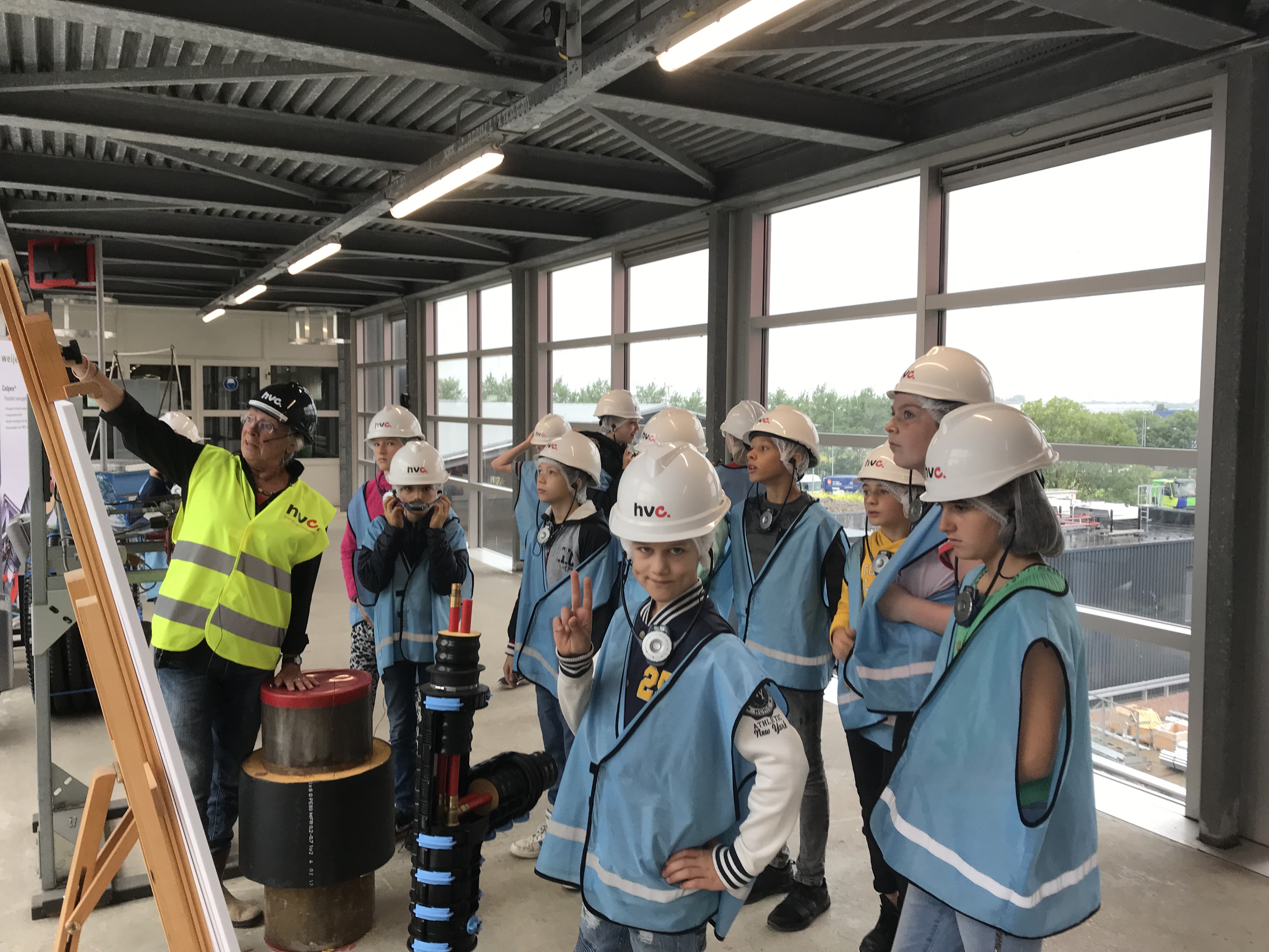 Groep 8: EHBO-les, bezoek HVC en kamp