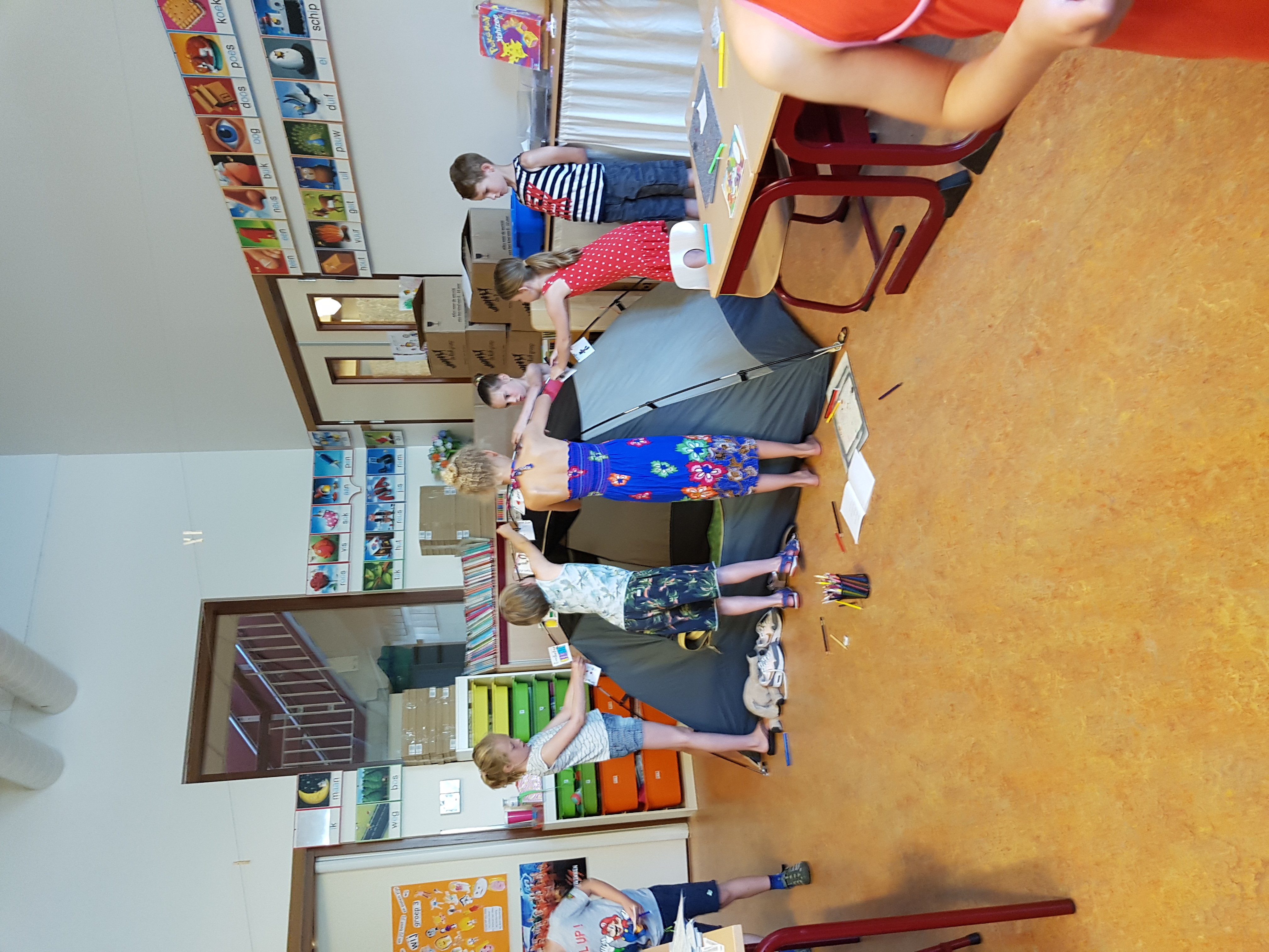 Groep 3 kinderen ruiken de vakantie